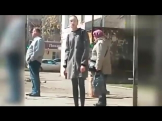 Девушка коротает время в ожидании автобуса...