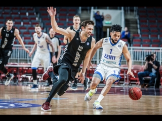 Скотт Рейнольдс закрывает третью четверть игры с ВЭФ трехочковым баззером!